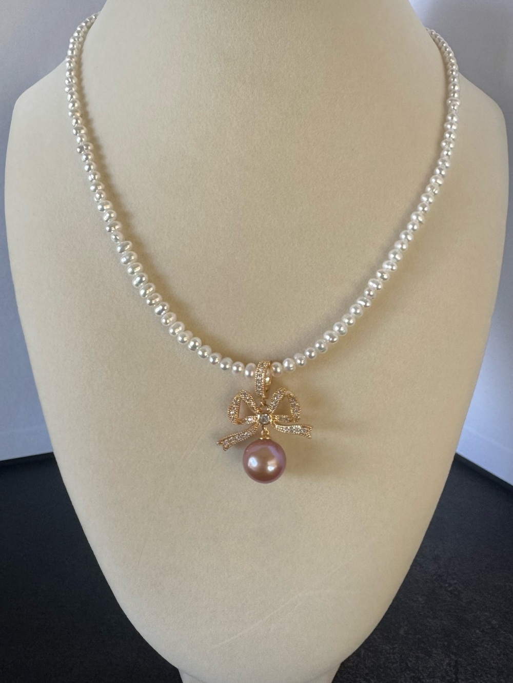 P05 New Pearl Bow Pendant with Pink Pearl